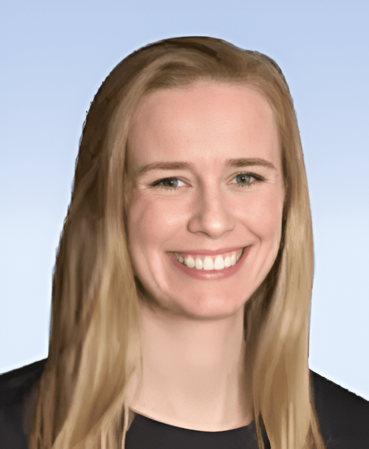 NEW_Caroline Wambach_370x450_blueBackground-1